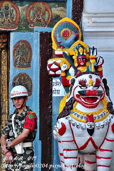 加德滿都(Kathmandu)杜兒巴廣場(Durbar Square)哈努曼猴神宮(Hanuman Dhoka)大門口