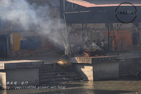 巴格馬提河(Bagmati River)畔的河壇火葬場-2