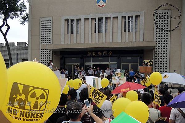 遊行隊伍進入金門縣政府宣示反核廢料進入金門訴求