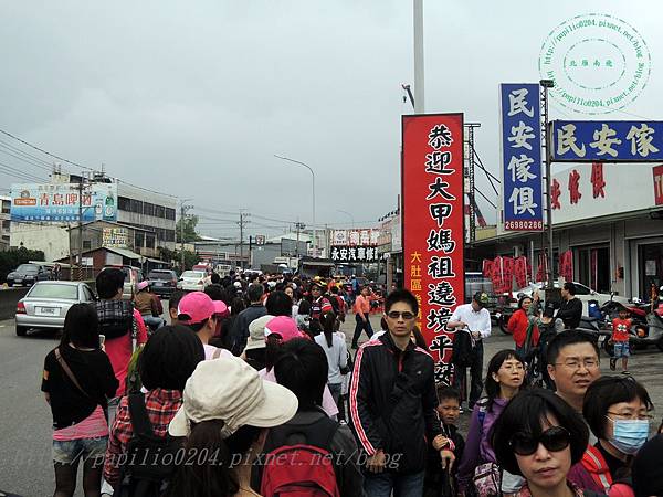 長長的人龍排隊等待倰轎腳