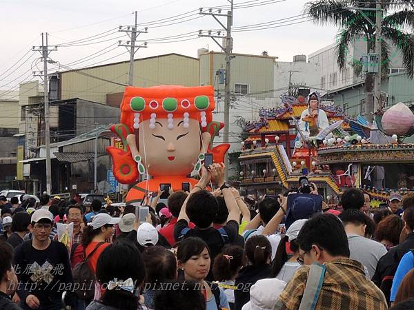 有著大型Q版媽祖氣球的車子事前導車 預告媽祖神轎即將的到來