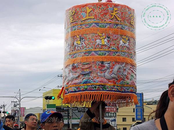 涼傘遶境隊伍必備的裝備 一路要不斷以逆時針方向旋轉 在大甲媽祖遶境途中 要倰轎腳的人看見涼傘就要準備跪下