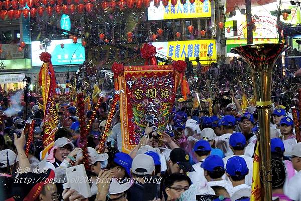 10 2014甲午年大甲鎮瀾宮媽祖遶境-0406起駕前的廟埕.JPG