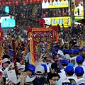 10 2014甲午年大甲鎮瀾宮媽祖遶境-0406起駕前的廟埕.JPG