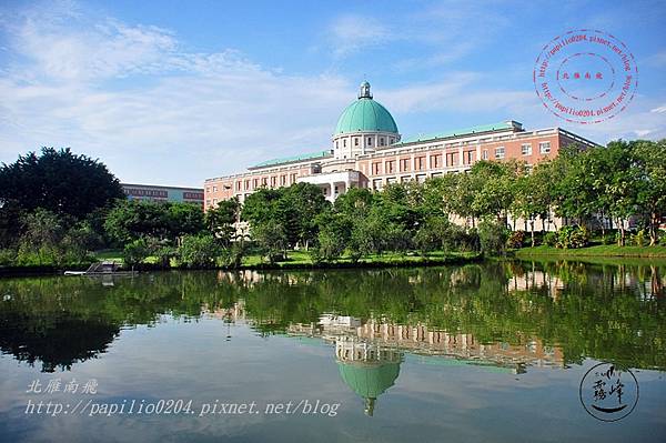 09亞洲大學太極湖中的行政大樓倒影.JPG