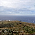 39彭佳嶼燈塔眺望火山口週邊草生地.JPG