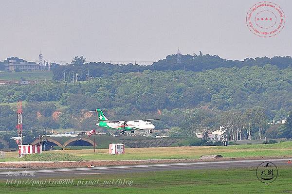 06 20140719清泉崗空軍基地營區開放-預備降落的民航機.JPG