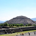 17死亡之路(Avenue of Dead)與太陽金字塔(Pyramid of the Sun).JPG