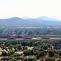 31太陽金字塔(Pyramid of the Sun)眺望羽蛇神神廟（Temple of Quetzalcoatl）.JPG