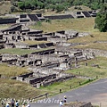 39太陽金字塔(Pyramid of the Sun)頂端俯瞰古民居.JPG