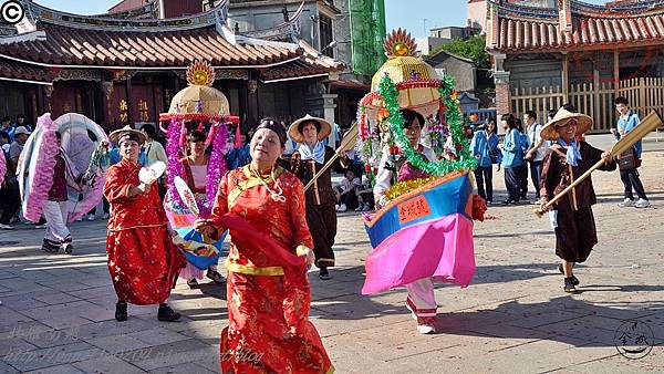 金門鳳翔新村跑旱船舞蛤精(四月十二日迎城隍，後浦許氏宗祠，20100525)02.JPG