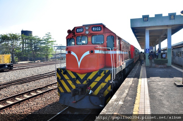 枋寮站巧遇的柴電機車R102