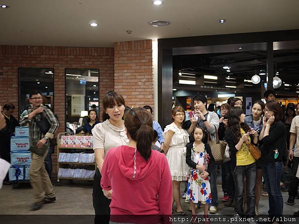 佩甄抵達引起圍觀 .JPG