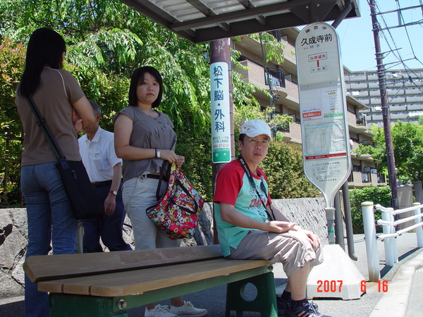 漏網鏡頭：久成寺前等公車