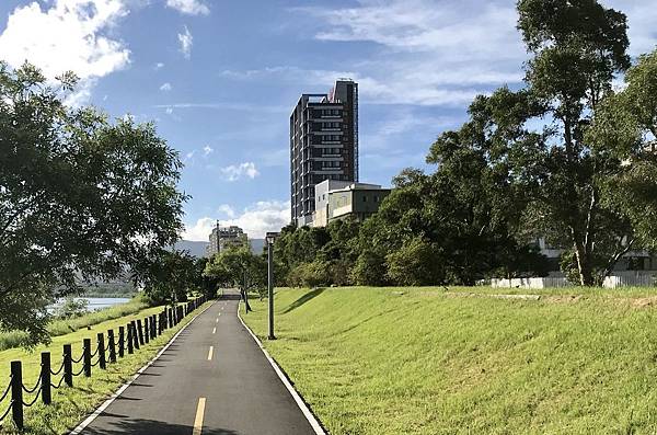 戶外休閒 基隆河自行車道u Bike之旅 汐止 淡水 風景美不勝收 打破你對河濱公園的印象 跟著霏霏一起吃喝玩樂 痞客邦