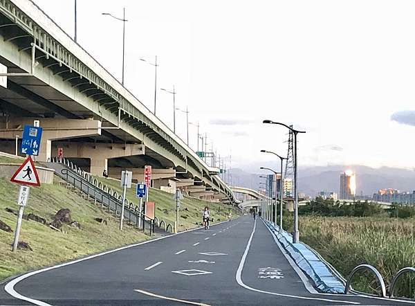 戶外休閒 基隆河自行車道u Bike之旅 汐止 淡水 風景美不勝收 打破你對河濱公園的印象 跟著霏霏一起吃喝玩樂 痞客邦