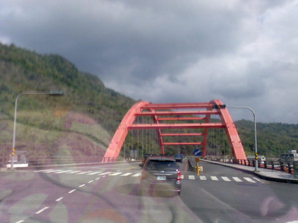 準備經過台東泛舟的橋