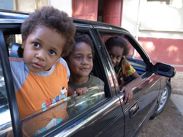 10.10.01the children in Port Vila.JPG