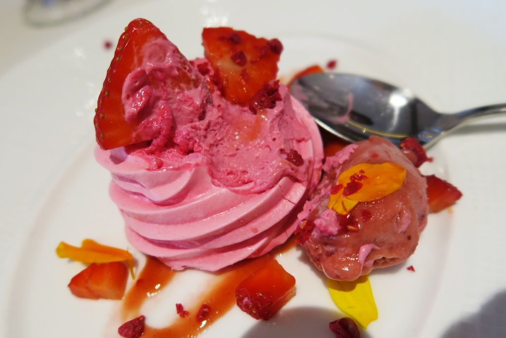 米其林午餐 (48) 甜點多層次草莓冰淇淋幕斯.JPG