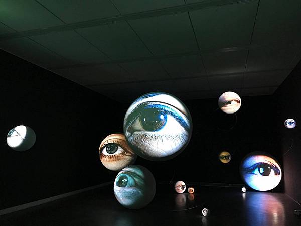 黑盒-黯黑1_高雄市立美術館提供.jpg 黑盒-黯黑1_高雄市立美術館提供.jpg