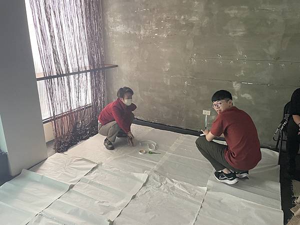 照片婷姊和煒倫正在舖紙年貼