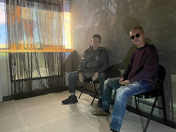 照片是與前輩藝術家劉秋兒合照