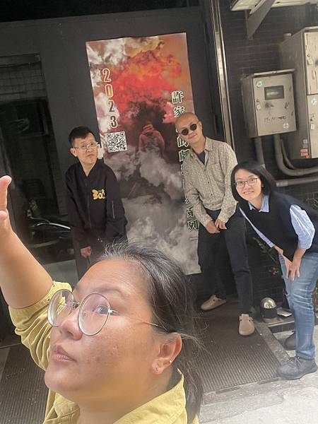 照片是宜褰、佩桂老師、家峰、宗易四人在門口合照