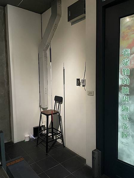 照片是展場的一隅懸空的白手杖與一張椅子