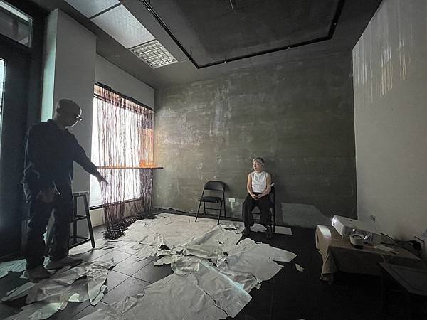 照片是吳瑪俐老師來看展