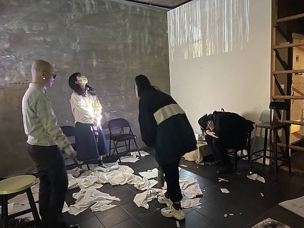 照片是家峰正在導覽作品