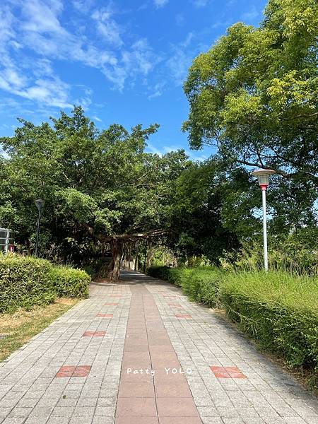 神岡圳前仁愛公園人行道