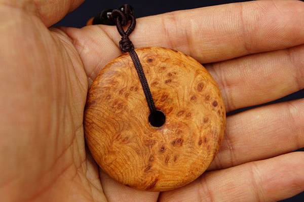 【阿里山小姑娘】C110崖柏釘瘤平安扣.原木吊墜