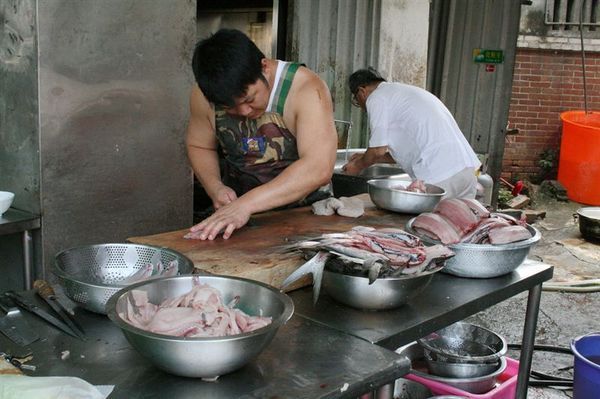 隨時在旁邊料理新鮮魚貨的店員，真的是超新鮮的啦～