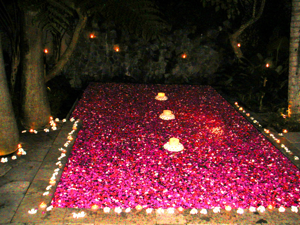 villa kayumanis泳池全是花瓣和蠟燭篇.jpg