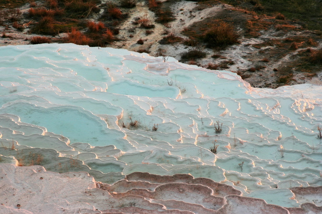 土耳其。棉堡Pamukkale︱赤腳走進雪白幻境。全球唯三天