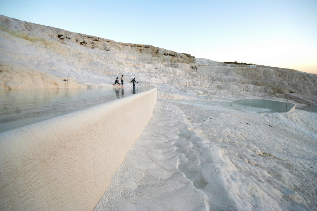 土耳其。棉堡Pamukkale︱赤腳走進雪白幻境。全球唯三天