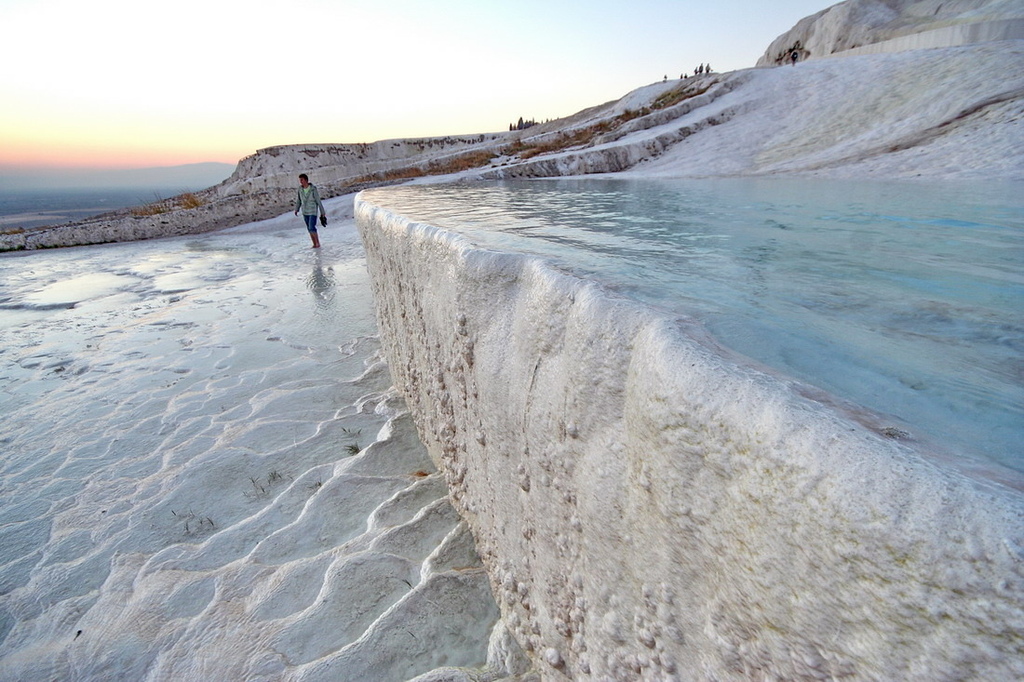 土耳其。棉堡Pamukkale︱赤腳走進雪白幻境。全球唯三天