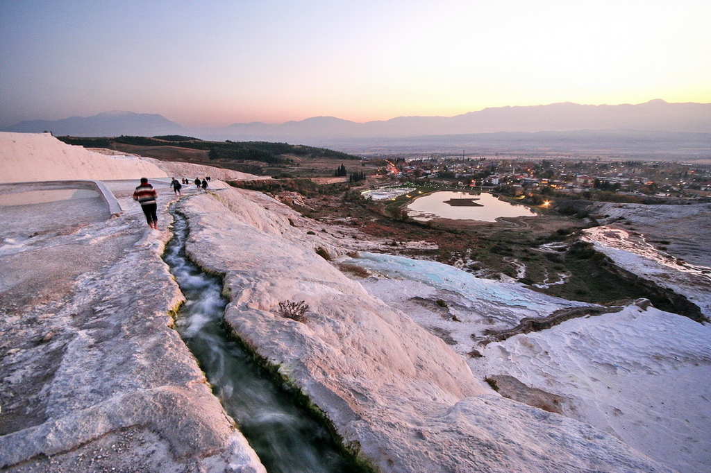 土耳其。棉堡Pamukkale︱赤腳走進雪白幻境。全球唯三天