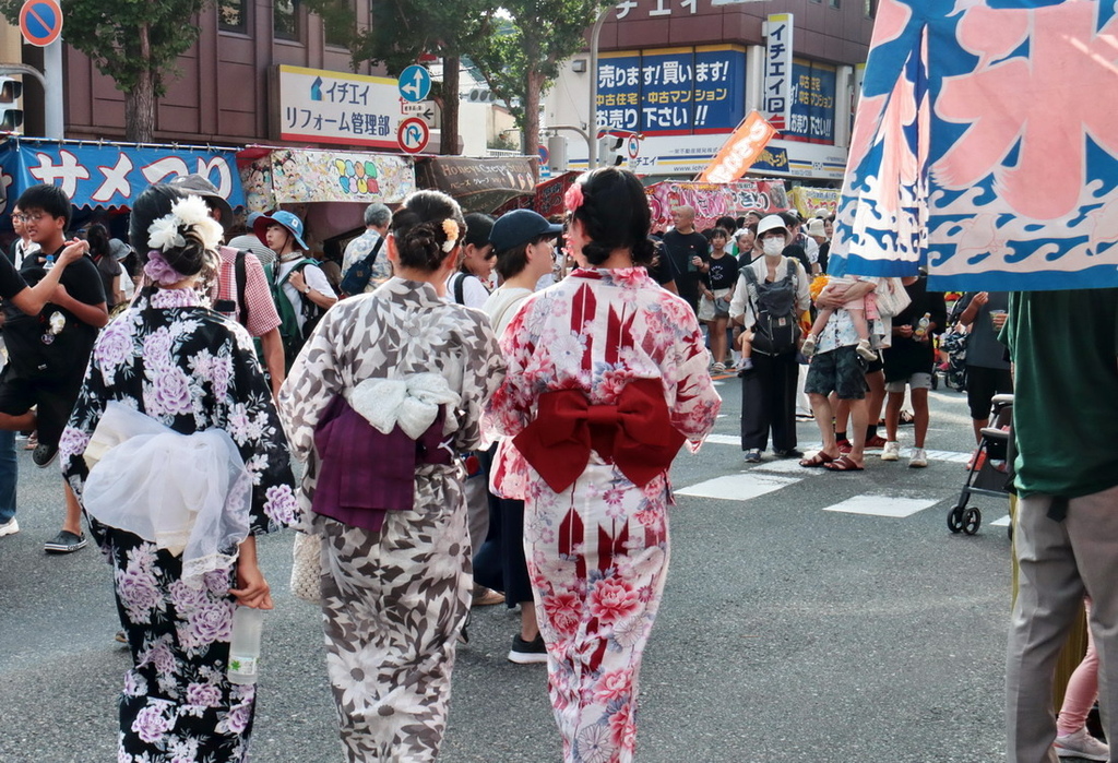 日本鳥取。米子巨大祭 がいな祭り︱萬燈齊飛揚。單人鼎起數十公