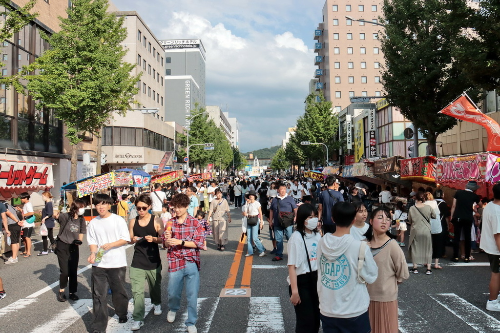 日本鳥取。米子巨大祭 がいな祭り︱萬燈齊飛揚。單人鼎起數十公