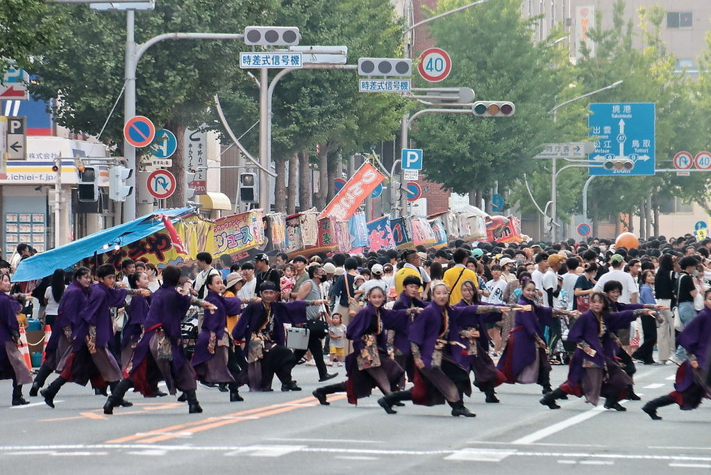 日本鳥取。米子巨大祭 がいな祭り︱萬燈齊飛揚。單人鼎起數十公