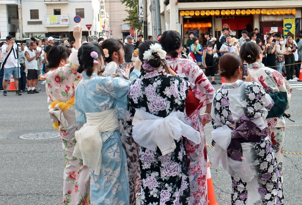 日本鳥取。米子巨大祭 がいな祭り︱萬燈齊飛揚。單人鼎起數十公