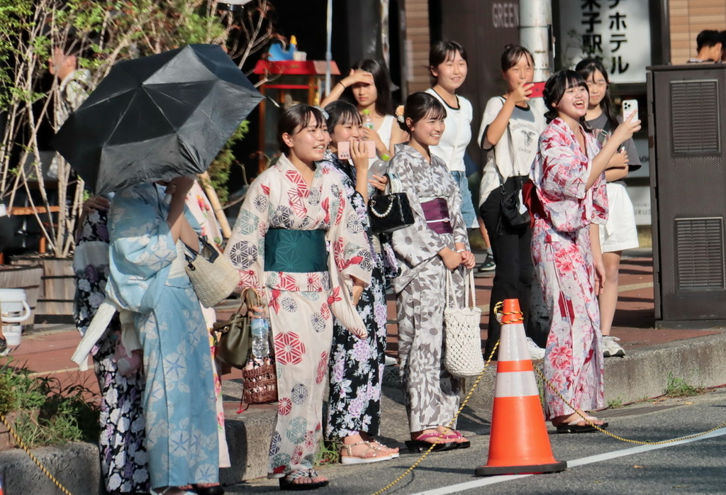 日本鳥取。米子巨大祭 がいな祭り︱萬燈齊飛揚。單人鼎起數十公