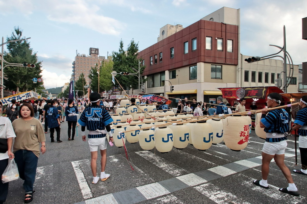 日本鳥取。米子巨大祭 がいな祭り︱萬燈齊飛揚。單人鼎起數十公