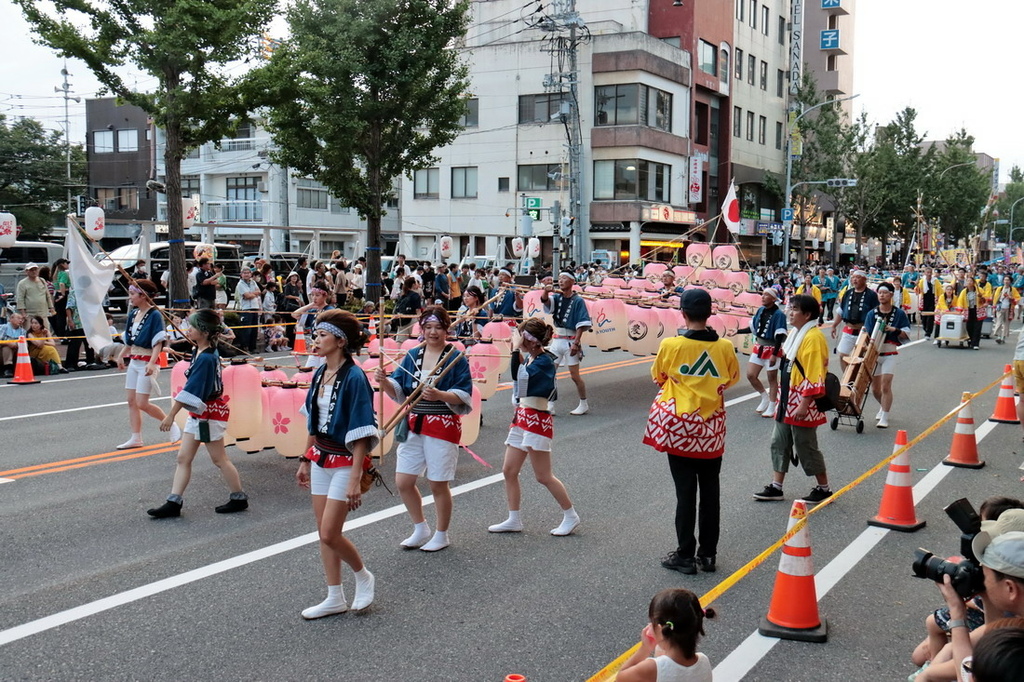 日本鳥取。米子巨大祭 がいな祭り︱萬燈齊飛揚。單人鼎起數十公