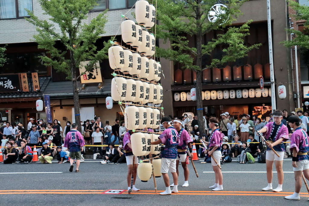 日本鳥取。米子巨大祭 がいな祭り︱萬燈齊飛揚。單人鼎起數十公