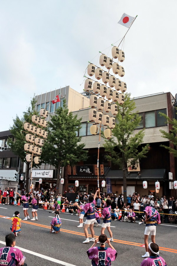 日本鳥取。米子巨大祭 がいな祭り︱萬燈齊飛揚。單人鼎起數十公
