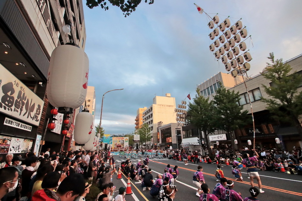 日本鳥取。米子巨大祭 がいな祭り︱萬燈齊飛揚。單人鼎起數十公