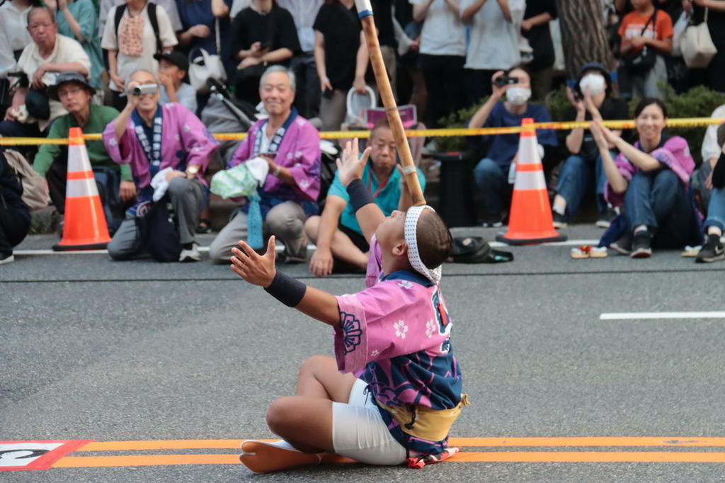 日本鳥取。米子巨大祭 がいな祭り︱萬燈齊飛揚。單人鼎起數十公