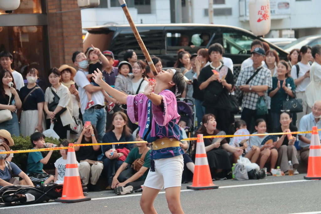 日本鳥取。米子巨大祭 がいな祭り︱萬燈齊飛揚。單人鼎起數十公